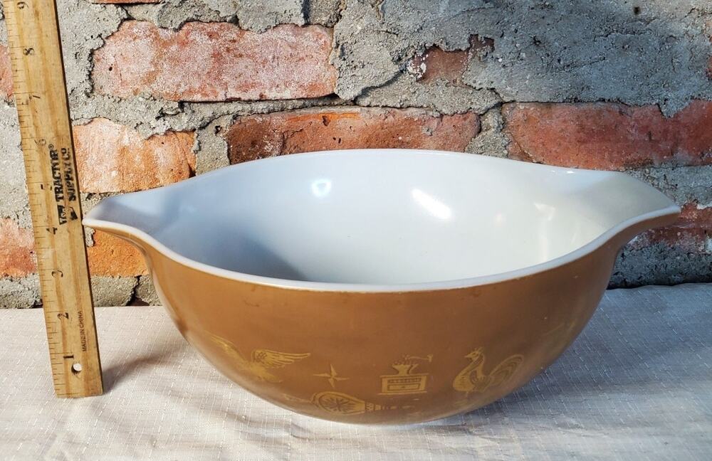 Pyrex Cinderella Bowl Early American Brown White Vintage 2.5 Quart Handles
